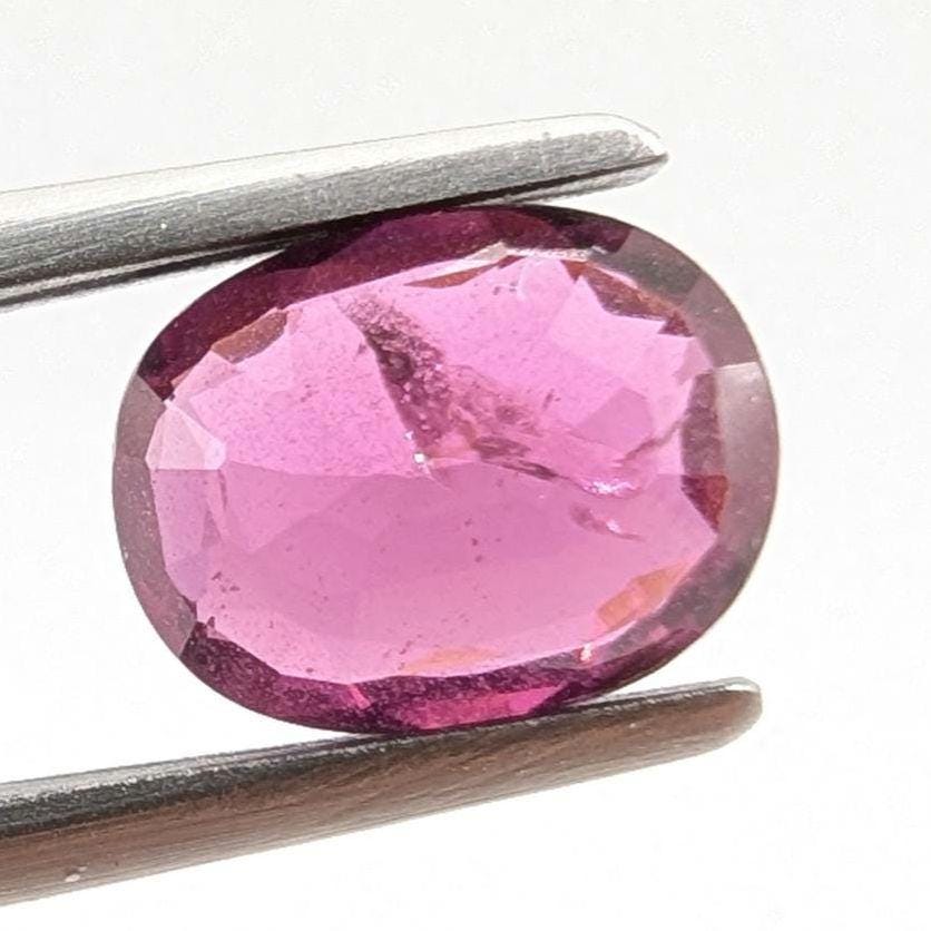 1.45ct Oval Rhodolite Garnet, Mozambique (Unheated)