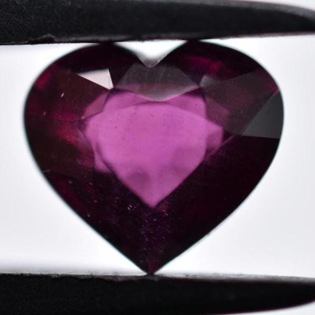 2.77ct Pink Rhodolite Garnet - Heart Faceted Garnet from Mozambique - Heart Cut - Unheated Rhodolite - Natural Rhodolite - Loose Gemstone