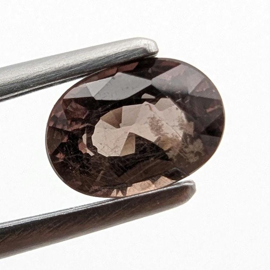 0.93ct Color Shift Garnet - Pink to Brown Color Shift Garnet from Sri Lanka - Untreated Oval Faceted Garnet Gemstone