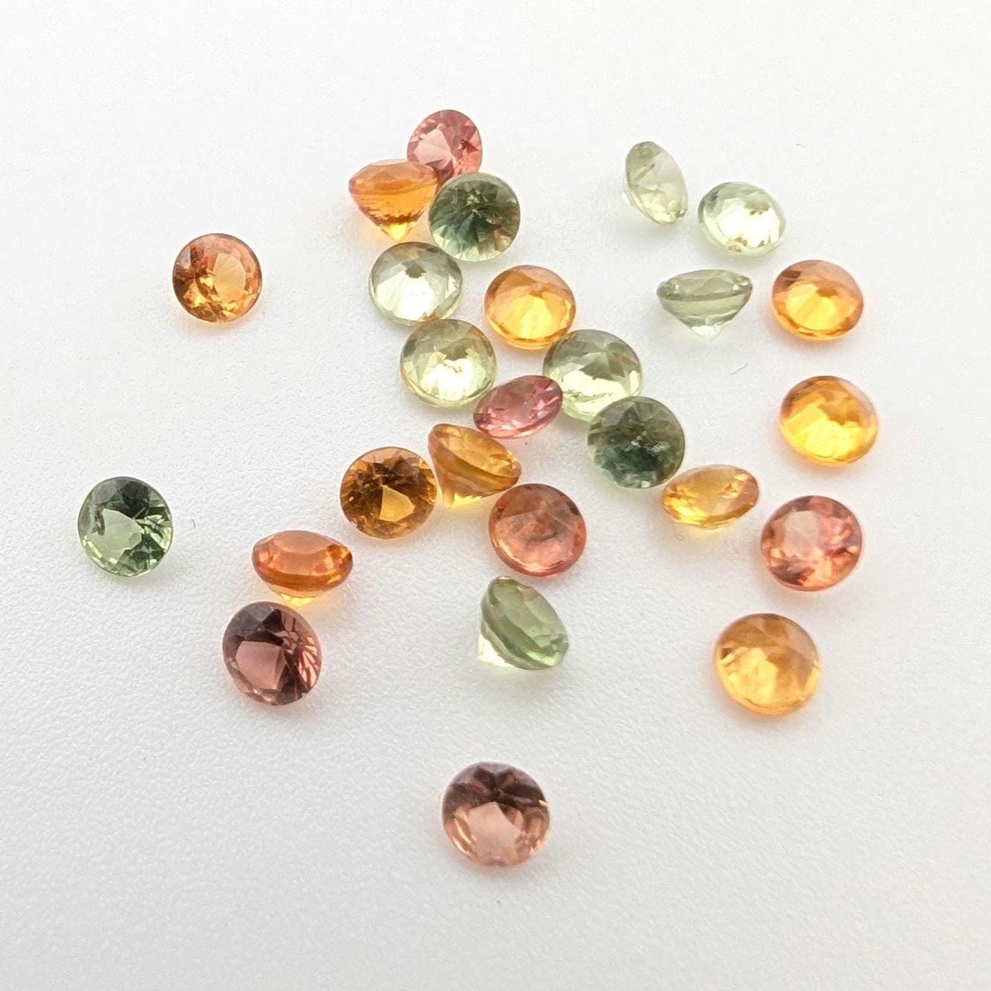4.36 ct (26 pieces) Round Orange and Green Sapphires - Brilliant Cut Sapphires - 3mm Calibrated Sapphires - Loose Faceted Gemstones